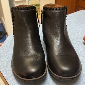 NWT Comfortiva Booties